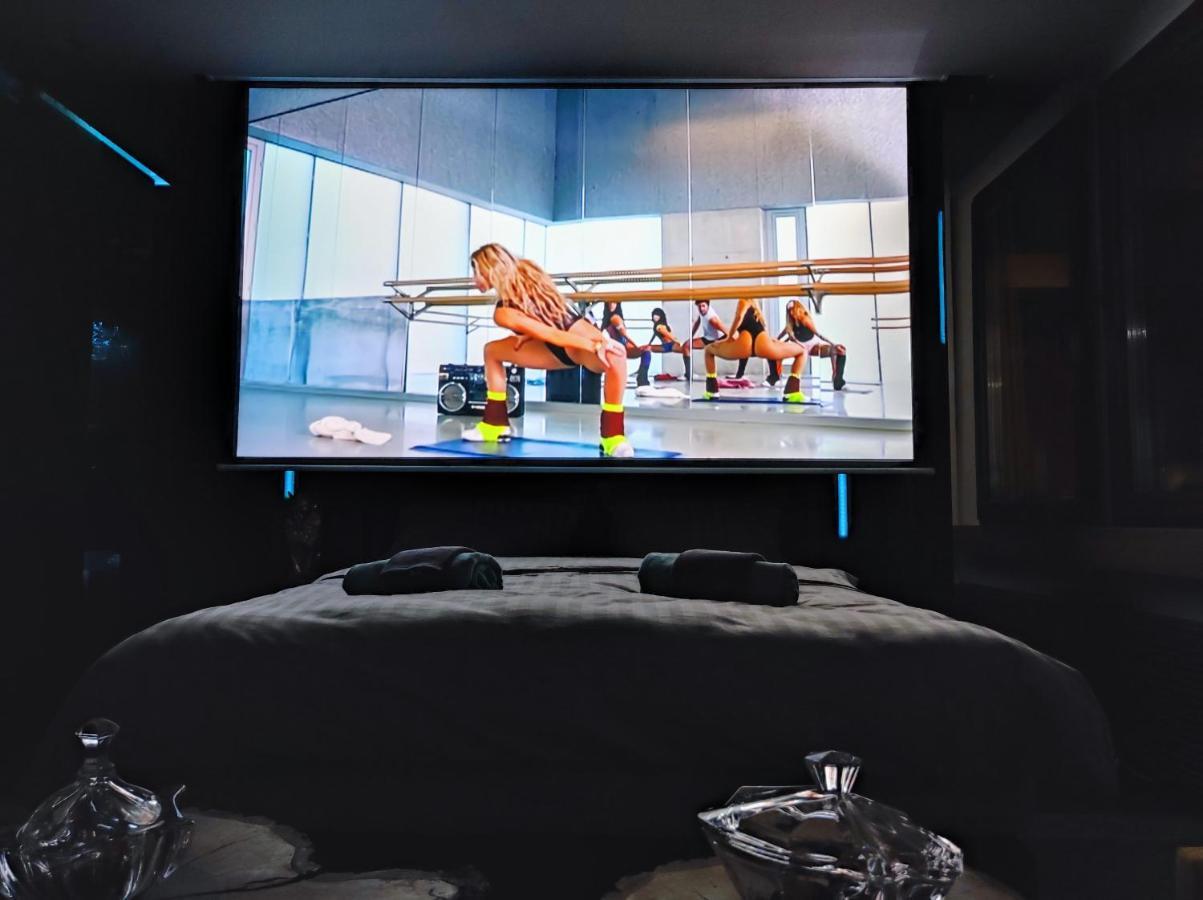 Smart Luxury Penthouse Suites - Private Sauna, Hot-Tub, Home Cinema At The Best Location In Skopje Exterior photo